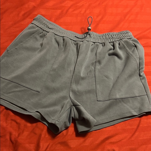 Set of Four Casual Shorts in Various Colors - Picture 2 of 13